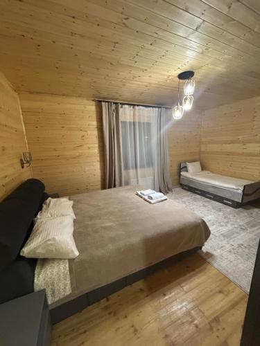Ένα ή περισσότερα κρεβάτια σε δωμάτιο στο Bermet guest house