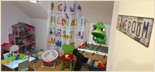 a childs room with a play room with a toy room at 15' de Disney maison à thème avec SALLE DE JEUX privée 6 couchages 2 wc in Voulangis