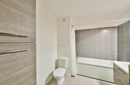 une salle de bain avec toilettes et baignoire dans l'établissement Havre de paix près de l'Ourcq, à Les Pavillons-sous-Bois