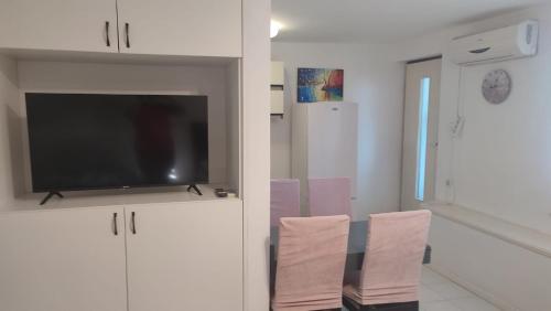 Una televisión o centro de entretenimiento en 5 srca