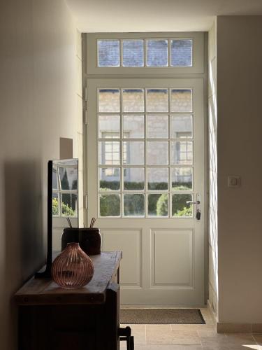 a white door with a window in a room at Gîte 1694 - 4 étoiles - proche Futuroscope in Scorbé-Clairvaux
