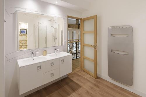 a bathroom with a white sink and a mirror at Gîte 1694 - 4 étoiles - proche Futuroscope in Scorbé-Clairvaux