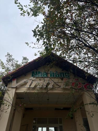 a building with a sign on top of it at Khách sạn Vĩnh Lộc in Lao Cai
