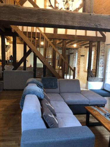 un salon avec un canapé et une table dans l'établissement Gîte les cerfs, à Bracieux