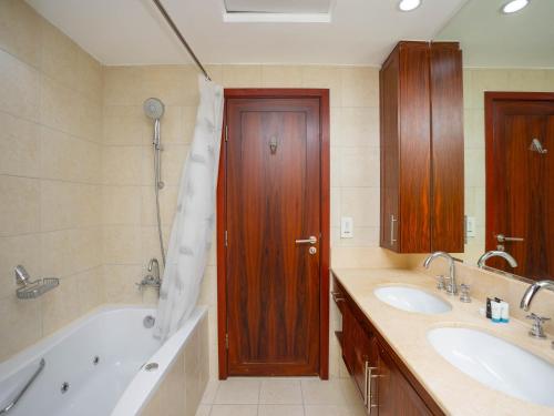 Koupelna v ubytování Holidays R Us villa 3 bedroom premium location