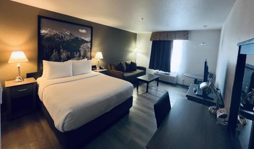 Postel nebo postele na pokoji v ubytování Super 8 by Wyndham Dawson Creek