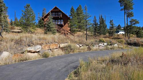 une maison sur une colline à côté d'une route dans l'établissement Palmers Dr 1010, à Silverthorne