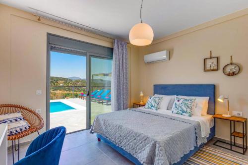 Ένα ή περισσότερα κρεβάτια σε δωμάτιο στο Villa Kastalia by Villa Plus