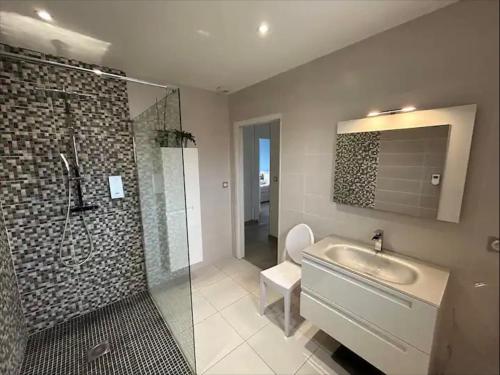 une salle de bain avec toilettes, lavabo et douche dans l'établissement La Maison Laurier, à Lézignan-Corbières