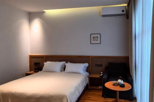 a hotel room with a bed and a table at 山中书事民宿Green Moment in Wulong