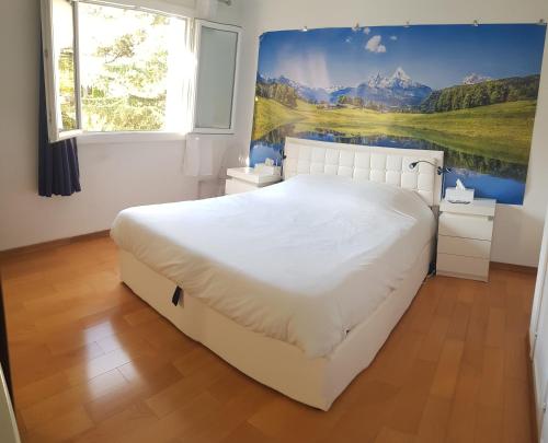 une chambre avec un grand lit avec un tableau au mur dans l'établissement Sunshine in Cannes, à Cannes