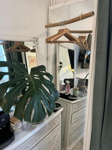 - un dressing avec un miroir et une commode dans l'établissement Élégant cocon lumineux au cœur de Paris, à Paris