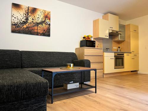 フラタッハにあるAnita Apartment 1のソファとテーブルのあるリビングルーム