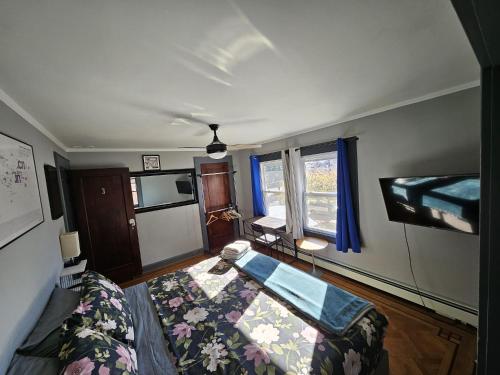 a bedroom with a bed and a tv in it at GuestHouse in Elizabeth