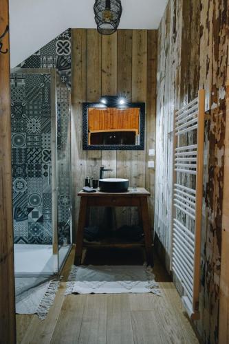une salle de bain avec un lavabo et une douche dans l'établissement Le Poulailler Spa & Sauna, à Auderville