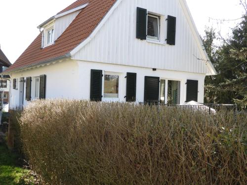 una casa bianca con persiane nere di Charmantes Ferienhaus in Alsfeld-Eifa ad Alsfeld
