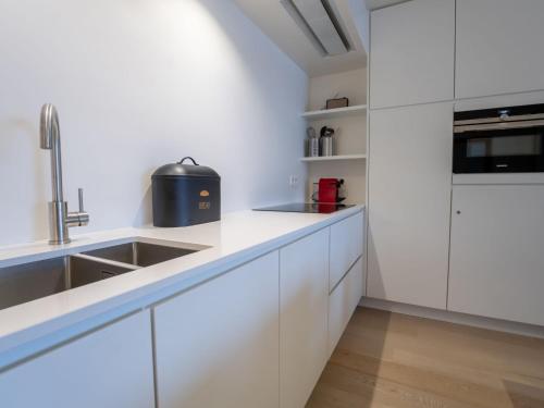 Η κουζίνα ή μικρή κουζίνα στο Apartment Chateauneuf with parking by Interhome