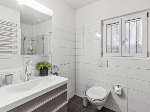 Un baño de Holiday Home Villetta Felice mit Pool by Interhome