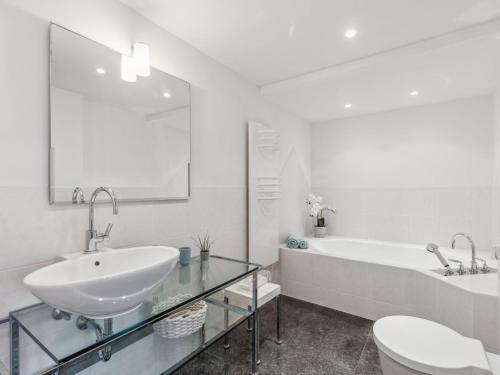 Un baño de Holiday Home Villetta Felice mit Pool by Interhome