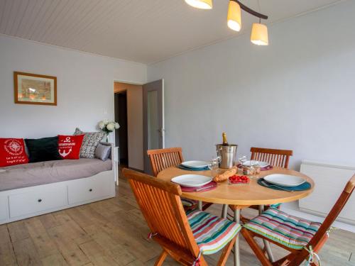 une salle à manger avec une table, des chaises et un canapé dans l'établissement Apartment L'Ermitage-3 by Interhome, à Saint-Brévin-les-Pins