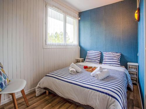 une chambre avec un lit avec des serviettes dessus dans l'établissement Apartment L'Ermitage-3 by Interhome, à Saint-Brévin-les-Pins