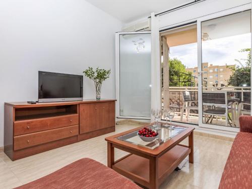 Una sala de estar con televisión y una mesa de café. en Apartment California by Interhome, en Miami Platja