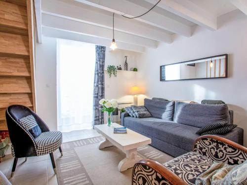 un salon avec un canapé bleu et des chaises dans l'établissement Holiday Home Norecic-1 by Interhome, à La Bernerie-en-Retz