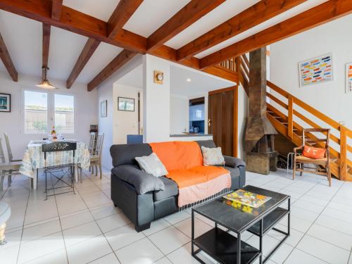 un salon avec un canapé et une table dans l'établissement Holiday Home Fief des Taillis by Interhome, à Vaux-sur-Mer