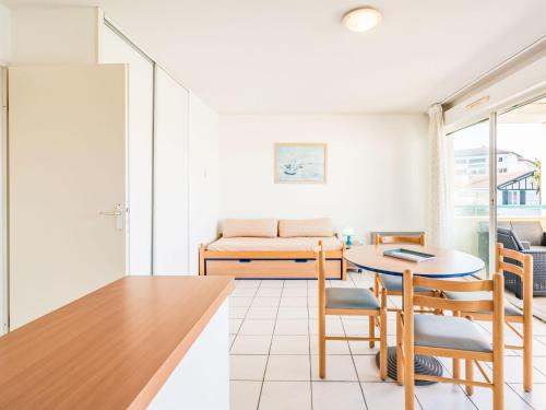 un salon avec une table et un lit dans l'établissement Apartment Golf de la Nivelle-7 by Interhome, à Ciboure