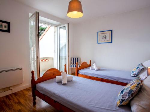 une chambre avec deux lits et une fenêtre dans l'établissement Holiday Home Le Plan d'Eau-1 by Interhome, à La Bernerie-en-Retz