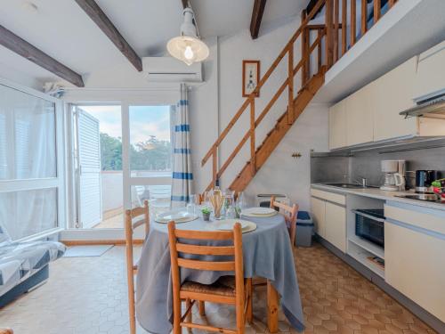 une cuisine avec une table et des chaises dans une pièce dans l'établissement Apartment Les Casellas by Interhome, à Saint-Cyprien