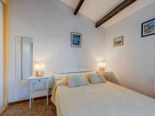 - une chambre avec un lit, une table et deux lampes dans l'établissement Apartment Les Casellas by Interhome, à Saint-Cyprien