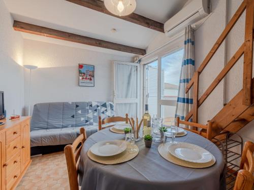 une salle à manger avec une table et un lit dans l'établissement Apartment Les Casellas by Interhome, à Saint-Cyprien