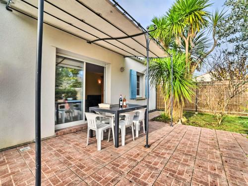 Κήπος έξω από το Holiday Home Les Bardières by Interhome