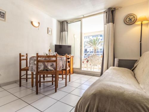 une chambre avec un lit et une table et une salle à manger dans l'établissement Apartment La Palme d'Or-21 by Interhome, à Agde