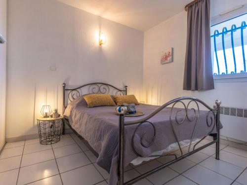 - une chambre avec un lit avec un cadre métallique dans l'établissement Apartment La Palme d'Or-21 by Interhome, à Agde