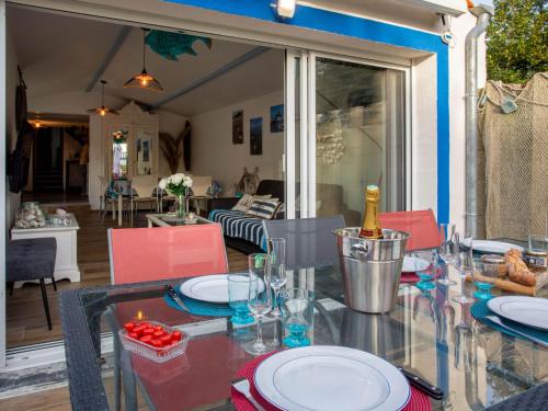 d'une salle à manger avec une table en verre et des plaques de cuisson. dans l'établissement Holiday Home Casa Blue by Interhome, à Les Moutiers