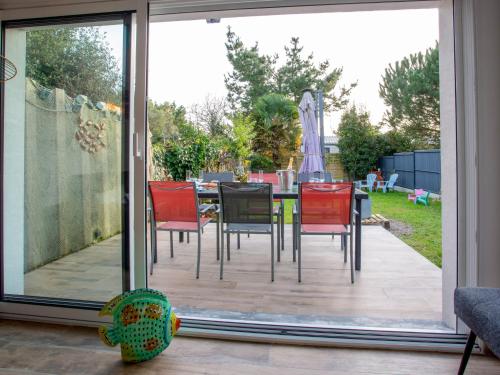 d'une terrasse avec des chaises rouges et une table à l'extérieur. dans l'établissement Holiday Home Casa Blue by Interhome, à Les Moutiers
