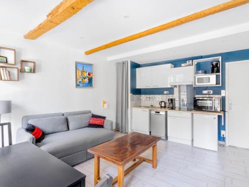 un salon avec un canapé et une table dans l'établissement Apartment T2 Lambert by Interhome, à Toulon