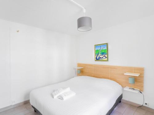 une chambre avec un lit blanc dans une pièce dans l'établissement Apartment T2 Lambert by Interhome, à Toulon
