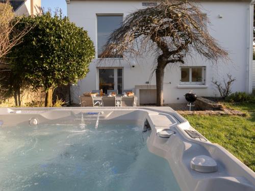une piscine dans la cour d'une maison dans l'établissement Holiday Home La Lividig Bleue by Interhome, à Brignogan-Plage