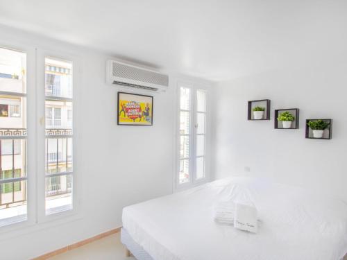 - une chambre blanche avec un lit blanc et des fenêtres dans l'établissement Apartment Appartement vue Mer by Interhome, à Toulon