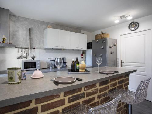 - une cuisine avec un comptoir avec des verres à vin et un réfrigérateur dans l'établissement Studio Les Terres Marines by Interhome, à Saint-Laurent-du-Var