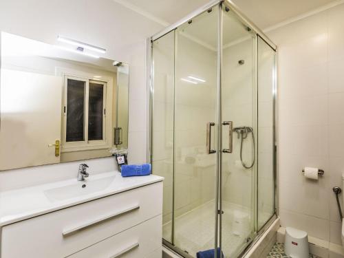 Apartment Eixample Dret Aragó Roger de Lluria by Interhome