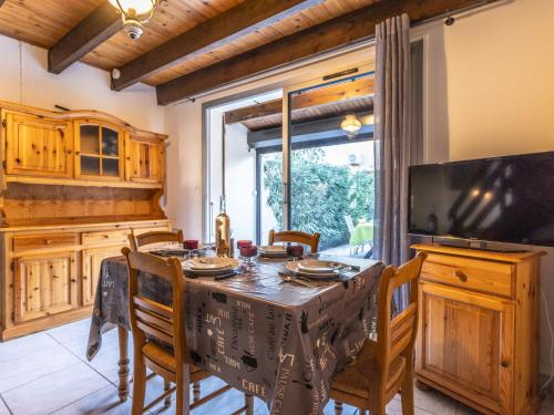 una sala da pranzo con tavolo, sedie e televisione di Apartment Cap Caddy by Interhome ad Agde
