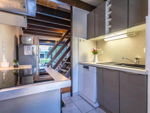 una cucina con lavandino e scala di Apartment Cap Caddy by Interhome ad Agde