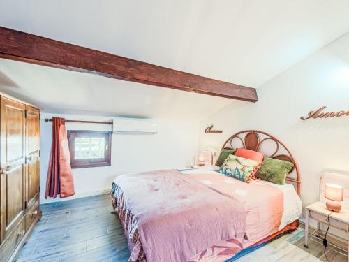 une chambre avec un grand lit dans une pièce dans l'établissement Holiday Home Les Brigantines 1 et 2-7 by Interhome, à Saint-Cyprien
