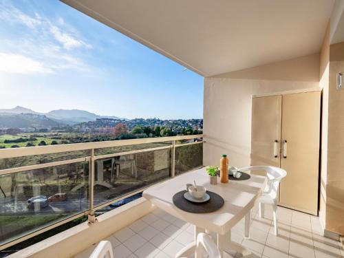 une pièce avec une table et des chaises et une grande fenêtre dans l'établissement Apartment Résidence des Golfeurs by Interhome, à Mandelieu-la-Napoule