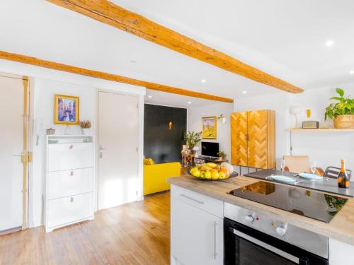 une cuisine avec des armoires blanches et un comptoir dans l'établissement Apartment T2 Bazeilles by Interhome, à Toulon