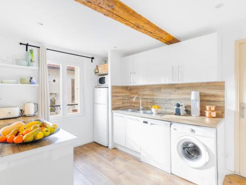 une cuisine blanche avec un évier et un lave-vaisselle dans l'établissement Apartment T2 Bazeilles by Interhome, à Toulon